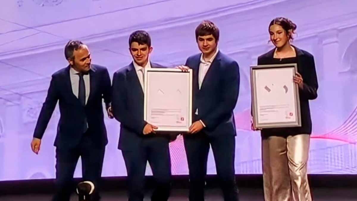 César Calavia León, Daniel Calavia Sánchez y Pablo Ijalba IES Valle del Ebro  (2)