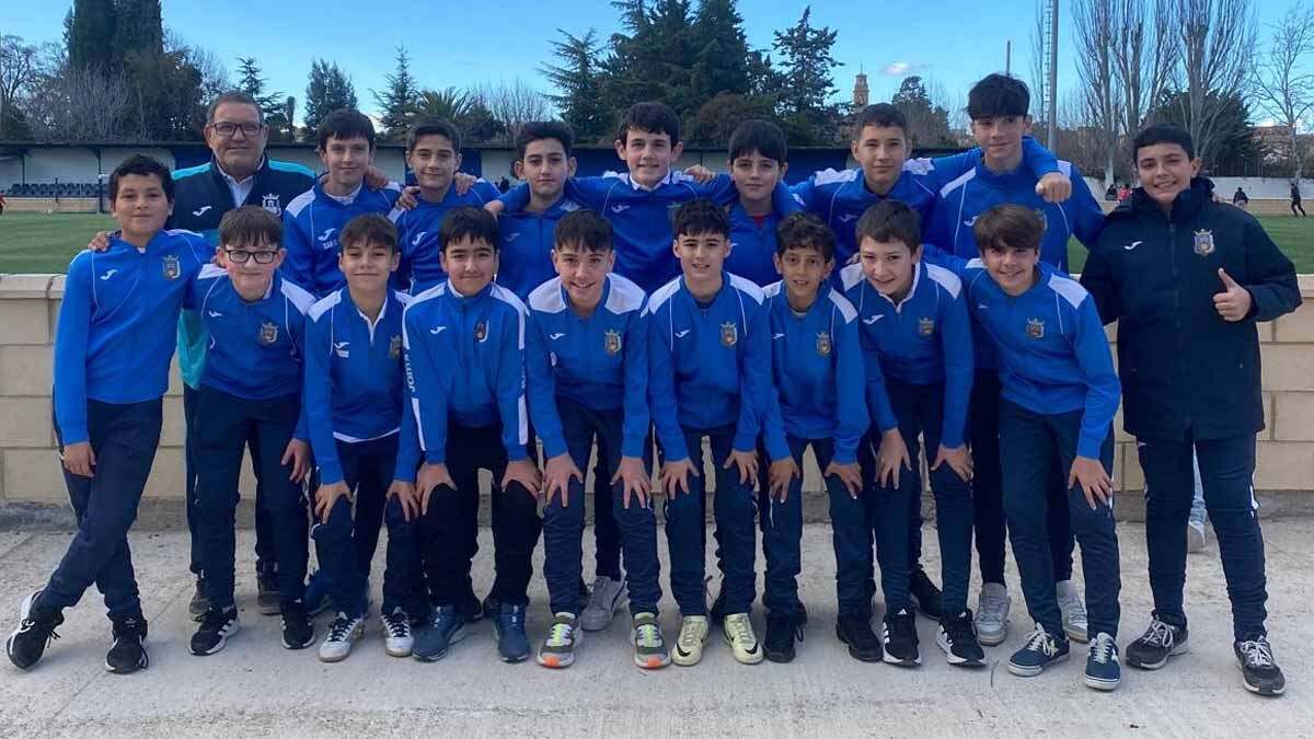 CD Murchante Infantil junto a su entrenador 2025