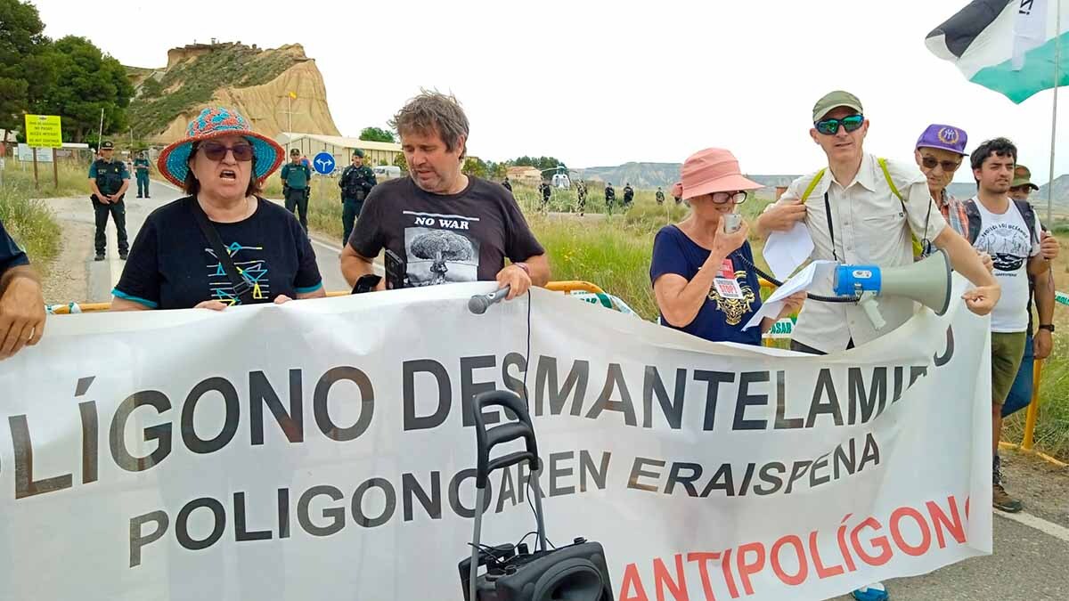 Marcha por el desmantelamiento del Polígono de Tiro de Bardenas (3)