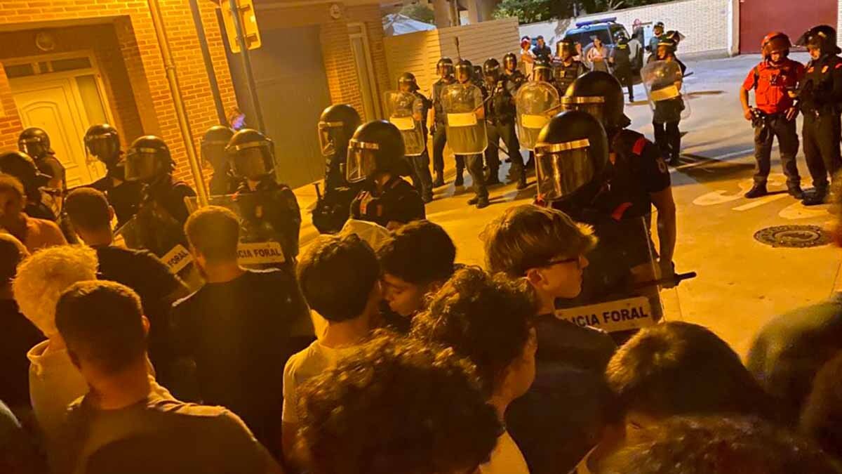 vecinos de marcilla salen a la calle para pedir el cierre del centro de acogida de menores2