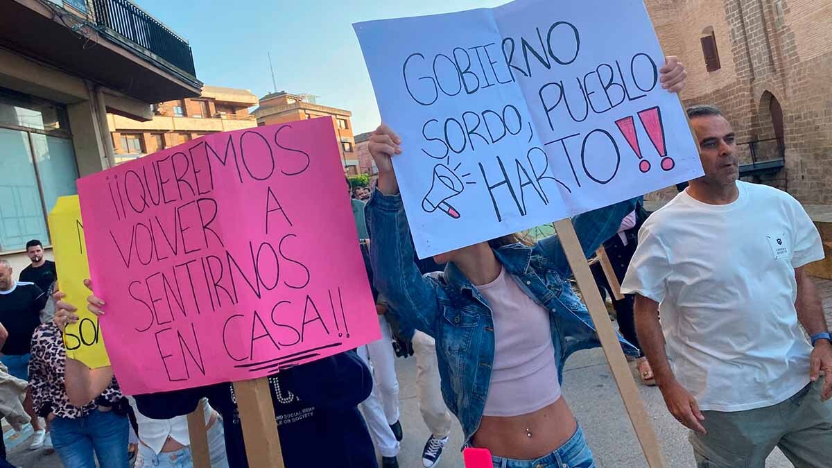 Manifestación en Marcilla para pedir el cierre del centro de menores (3)