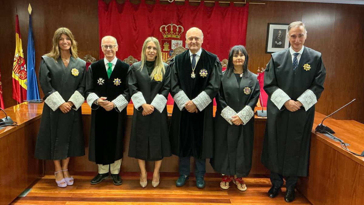 la nueva magistrada Aída Ramírez Cabeza junto a miembros de la Sala de Gobierno del TSJN tras el acto de jura de su cargo