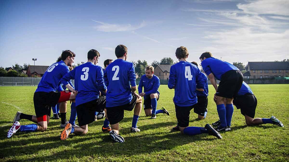 Equipo de fútbol sobre el campo. Foto Pixabay