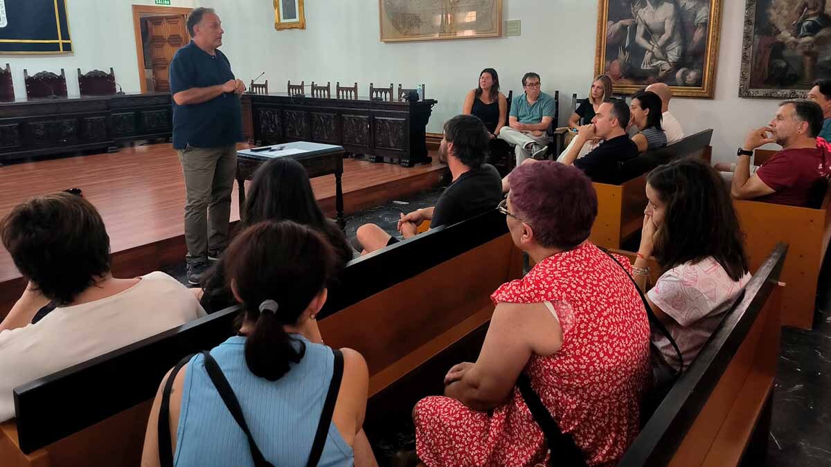 El alcalde de Tarazona se reúne con los vecinos afectados por el derrumbe en las Casas Colgadas (3)