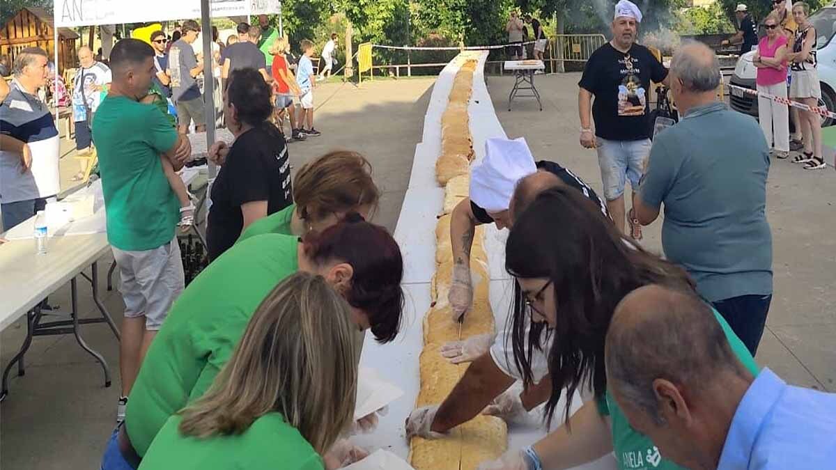 El bocata de txistorra más grande del mundo se prepara en Cascante para apoyar a Anela3