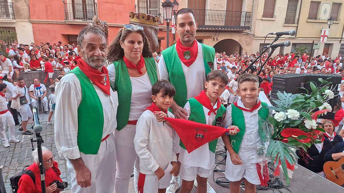 imposición del pañuelo rojo a santa ana