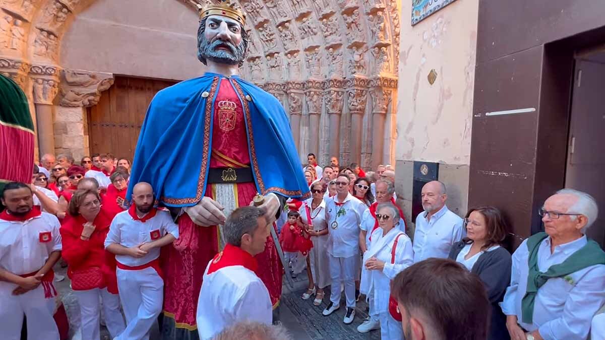 homenaje a emilio garrido en la procesión de santiago