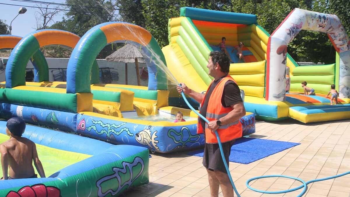 Hinchables en las Pisicinas de Cortes durante las Fiestas de la Jueventud 2025