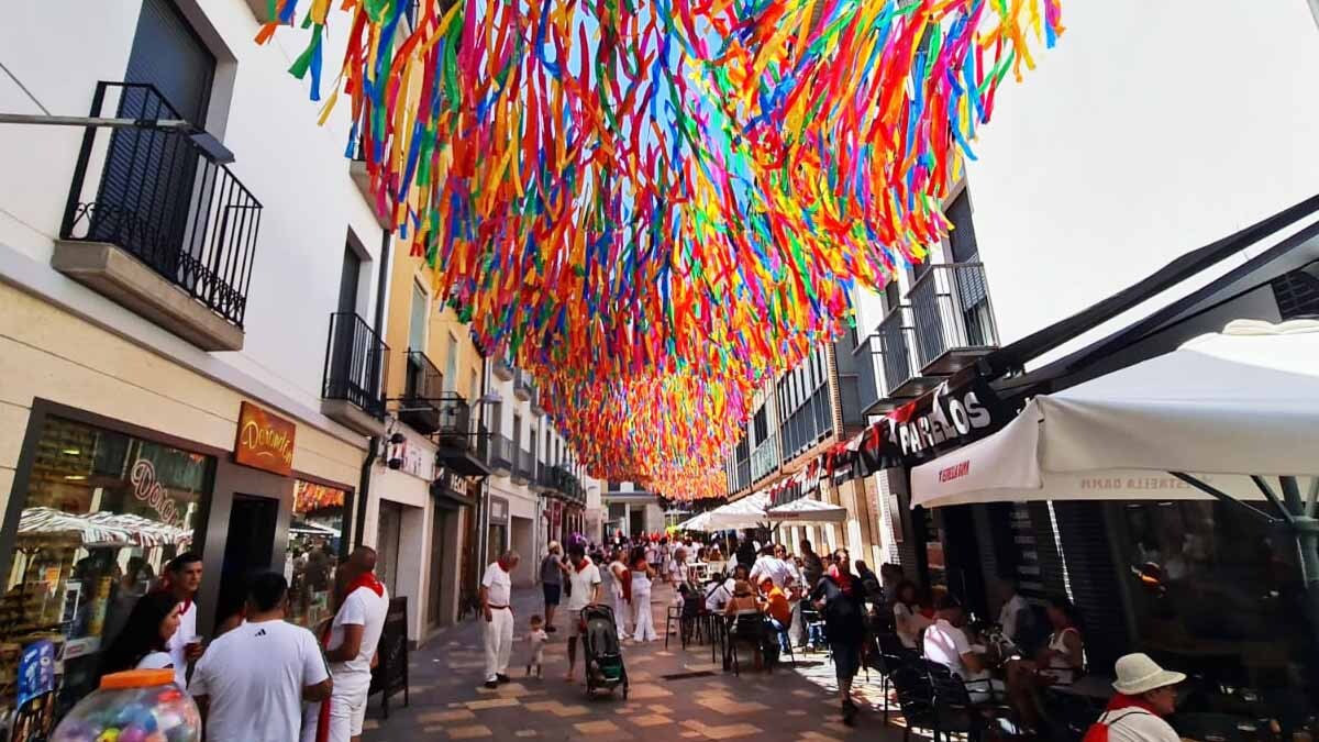 Decoración de la calle Yanguas y Miranda de Tudela durante las Fiestas de Santa Ana 2025