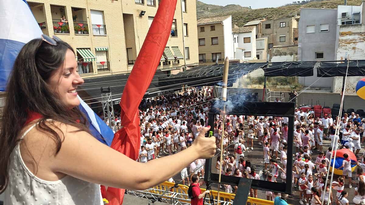 Paola Hernández Sánchez encendiendo el cohete de las Fiestas de San Ireneo en Valtierra 2025