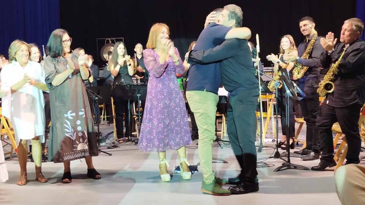 Anuncio del lanzador del cohete 2025 en Ribaforada tras el concierto prefiestas 2025 de la banda