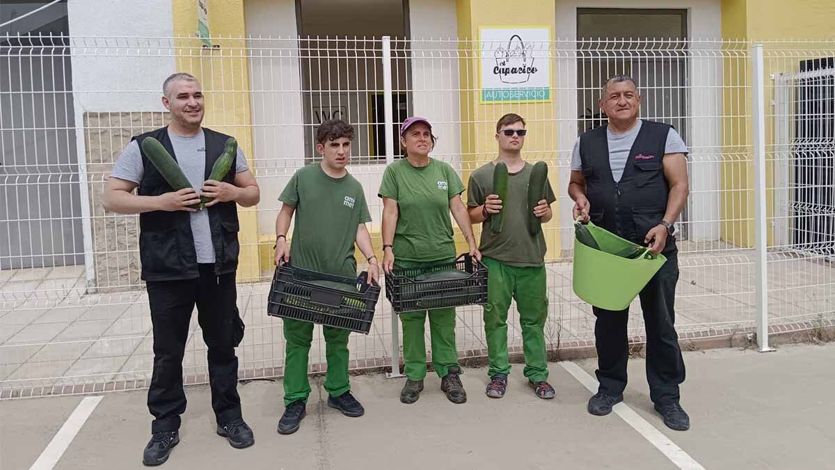Amimet entrega a El Capacico hortalizas recogidas en el Centro Ocupacional Traslapuente2