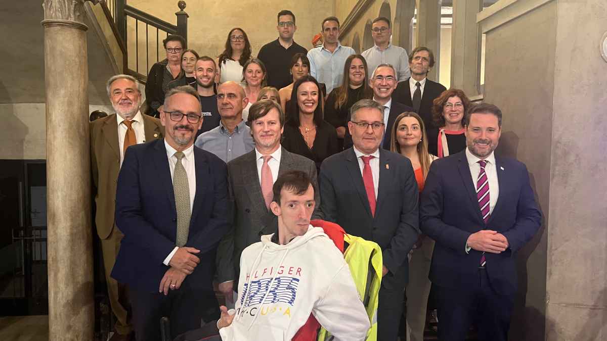 Fotografía de familia en la escalera del Palacio del Marqués de San Adrián, junto a autoridades, profesorado y alumnado.
