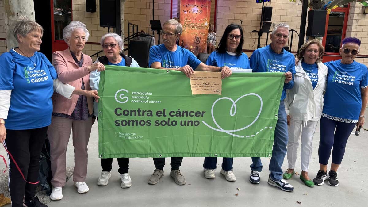 Entrega de lo recaudado a la AECC por la paella solidaria de la Asocación de Jubilados de La Ribera