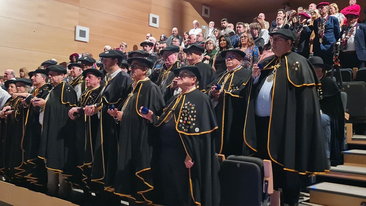 Cofrades en momento del juramento