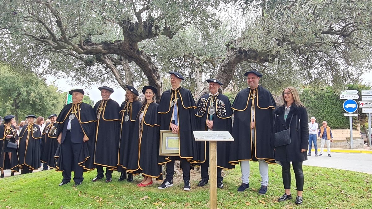 Cofrades de honor 2025 junto al olivo apadrinado