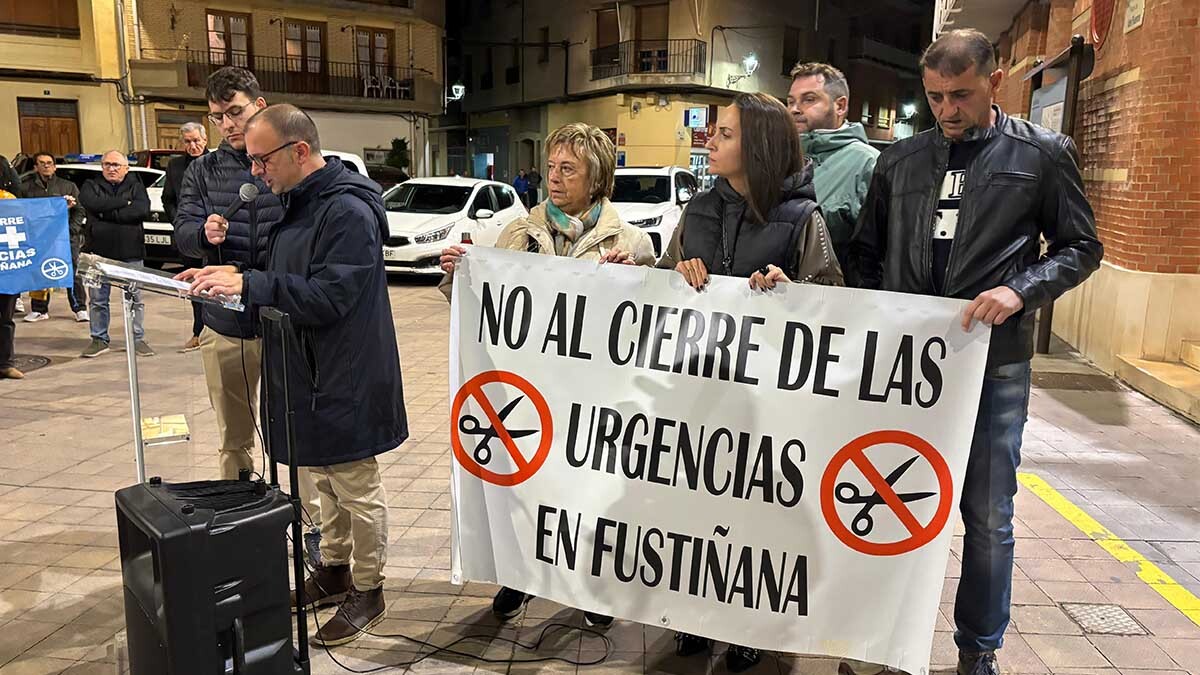 Sergio Vitas y su equipo de gobierno surante la concentración en contra del cierre de las urgencias