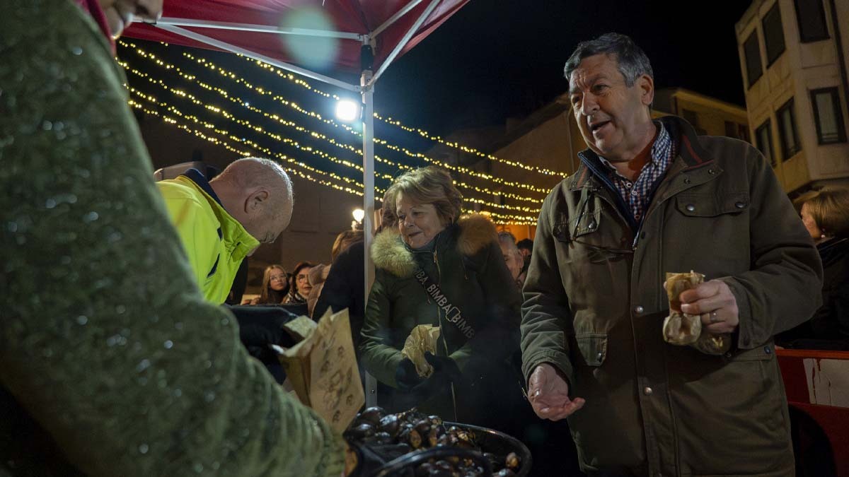 Reparto de castañas en el encendido navideño de Corella 2025