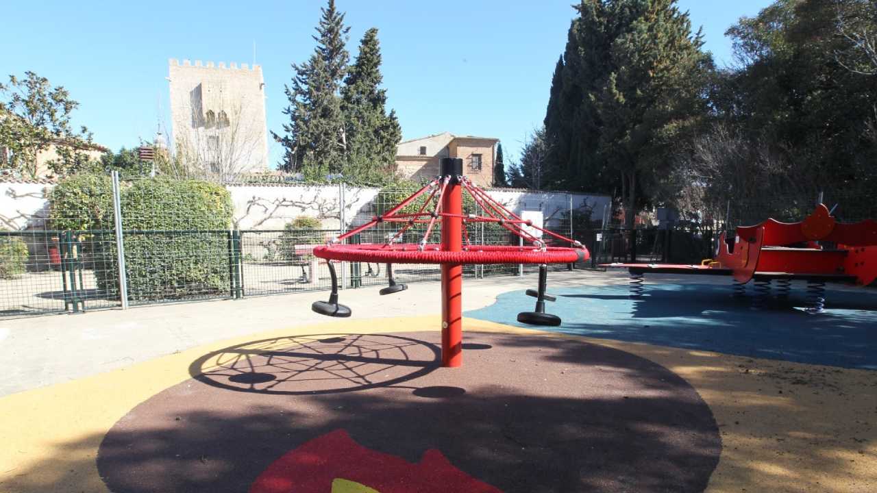 Parque infantil en el entorno del castillo de Cortes