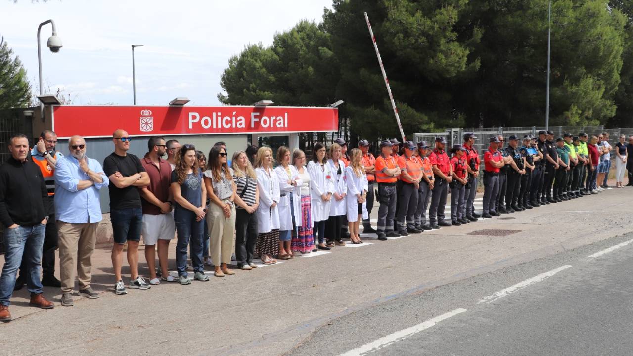 Concetración a las puertas de la Comisaría de Tudela de Policía Foral
