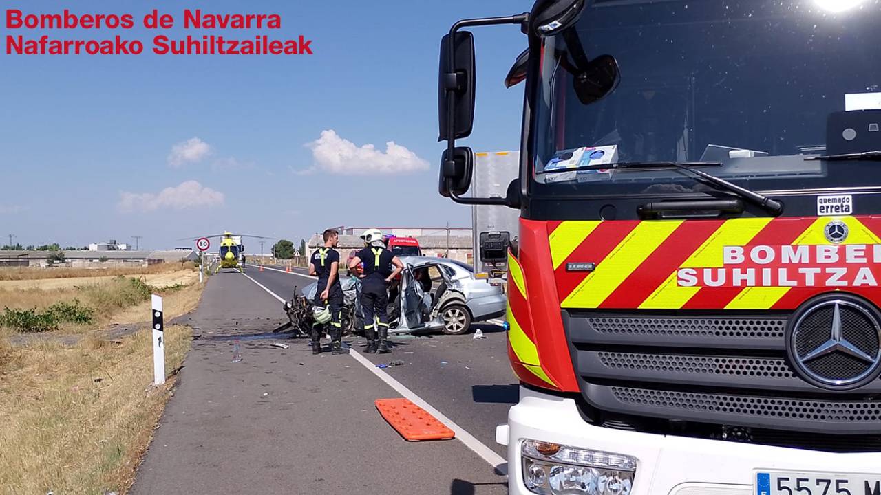 Accidente en la N-113 Cintruénigo. Bomberos auxilian a conductor atrapado que es evacuado en helicóptero