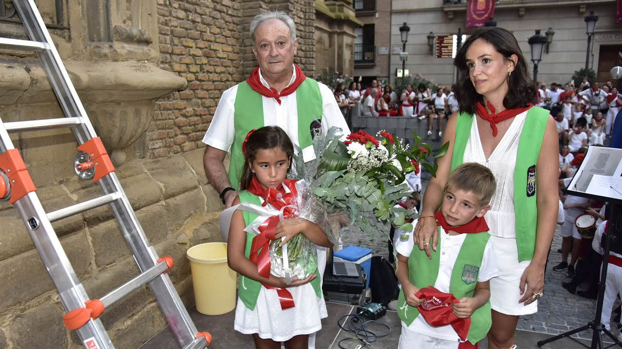 Imposición del pañuelo rojo a la reja de Santa Ana. Fiestas de Tuedela 2026. Foto. Ángel Álvaro